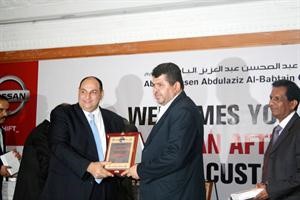 محمد شلبي يسلم درعا تكريمية﻿