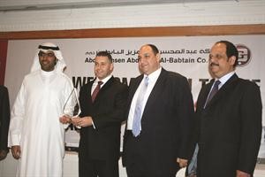 غازي البابطين ومحمد شلبي خلال تكريم احد العملاء﻿