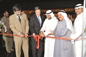 قص شريط الافتتاح بحضور السفيرين الاميركي والسويسري وفيصل المطوع والوكيل المساعد لوزارة التجارة﻿
