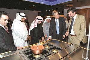 الحضور الديبلوماسي يتفقدون قسم المطابخ﻿
