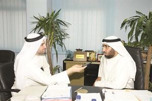 دمشاري الرويح متحدثا الى الزميل محمد راتب
