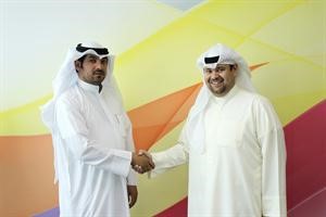 مسؤول العلاقات العامة في VIVA فهد الفهد مع احد الفائزين
