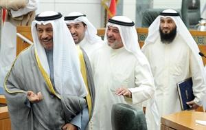 سمو رئيس الوزراء الشيخ جابر المبارك وصالح عاشور بعد انتهاء الاستجواب ورفع الجلسة﻿