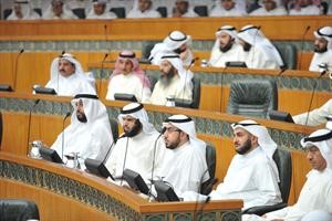 دمحمد الكندري واسامة الشاهين ودعادل الدمخي وعمار العجمي خلال الجلسة﻿