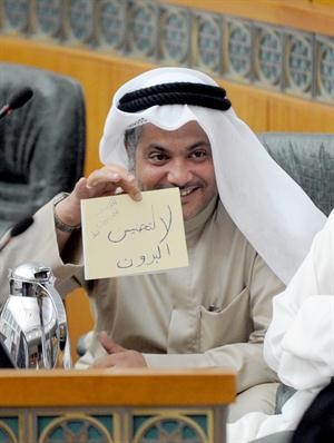 محمد الجويهل يعبر عن رايه اثناء الجلسة﻿
