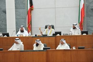 الرئيس احمد السعدون ممسكا المطرقة وبجانبه نائبه خالد السلطان وامين السر عبدالله البرغش	متين غوزال﻿