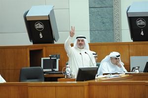 صالح عاشور يرفع يديه معبرا عن رايه حول قضية البدون﻿