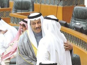 تحية متبادلة بين سمو الشيخ جابر المبارك وصالح عاشور قبل الاستجواب﻿