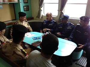 اللواء الشيخ محمد يوسف في حديث مع ضباط عراقيين﻿
