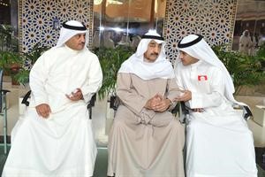 جاسم الخرافي يتوسط نجليه لؤي وطلال الخرافي﻿