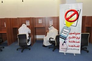 جانب من عملية التصويت ﻿