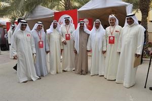 جاسم الخرافي يتوسط قائمة الاسرة ﻿