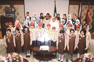 د المضحي متوسطا مجموعة من الطلاب والطالبات المشاركين في الورشة