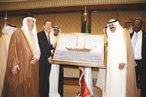الجارالله يقدم هدية تذكارية الى الامين العام للامم المتحدة