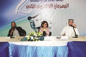 حمد الشمري ولبنى سمير والمخرج احمد البناي في الندوة التطبيقية