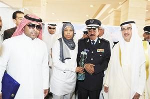 الزميلة نوف العياضي تقدم درع الانباء للوزير دالابراهيم في الحفل﻿