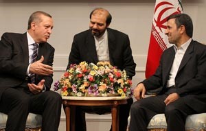 الرئيس الايراني محمود احمدي نجاد مستقبلا رئيس الوزراء التركي رجب طيب اردوغان في طهران امسافپ