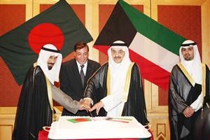 احمد الرجيب والشيخ علي الجابر يشاركان السفير البنغالي قطع كيكة الاحتفال