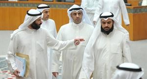 دجمعان الحربش يخرج من الجلسة غاضبا ودفيصل المسلم يهدئه ويبدو فيصل اليحيى ودعبدالله الطريجي