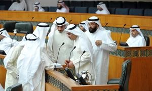 محمد الصقر يتوسط النواب في نقاش حول احد الاقتراحات
