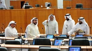 دحمد المطر متوسطا عبداللطيف العميري وعمار العجمي واسامة الشاهين ودعبدالحميد دشتي