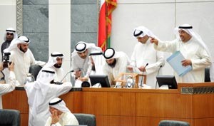 رئيس الجلسة خالد السلطان محاطا ببعض النواب متين غوزال