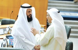 مصافحة بين محمد هايف ووزير العدل ووزير الاوقاف جمال الشهاب خلال جلسة امس متين غوزال