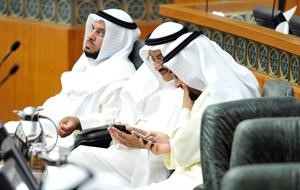 اسامة الشاهين واحمد الرجيب يستدلان على احد المواقع ودمحمد الهطلاني يتابع الجلسة