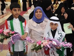 منى اللوغاني مع تلميذين خلال اللقاء