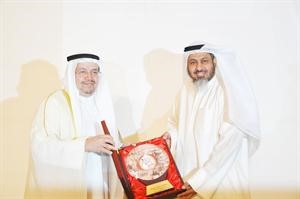 ممرضي العنزي يهدي دالفلاح درعا تذكارية﻿