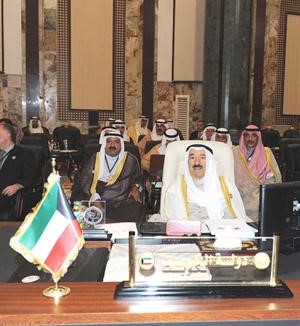 صاحب السمو الامير الشيخ صباح الاحمد مترئسا وفد البلاد في القمة العربية ببغداد ويبدو الشيخ ناصر صباح الاحمد والشيخ صباح الخالد