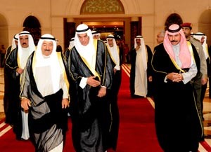 صاحب السمو الامير الشيخ صباح الاحمد لدى عودة سموه الى البلاد مساء امس وفي استقباله سمو ولي العهد الشيخ نواف الاحمد ورئيس مجلس الامة احمد السعدون والشيخ فيصل السعود