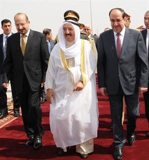 صاحب السمو الامير الشيخ صباح الاحمد لدى وصوله مطار بغداد الدولي وفي استقباله نوري المالكي