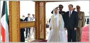 رئيس الوزراء العراقي نوري المالكي في استقبال صاحب السمو الامير على ارض مطار بغداد خلال زيارة سموه التاريخية للعراق امس
