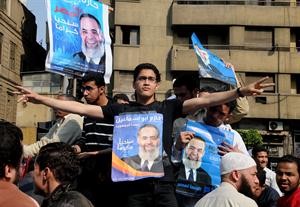 مناصرون لحازم صلاح ابو اسماعيل يرفعون بوسترات له في شارع رمسيس امس 	افپ﻿
