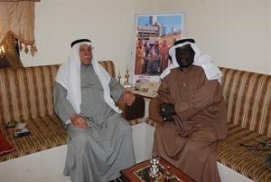 فيروز سالمين متحدثا الى الزميل منصور الهاجري