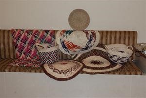 مجموعة من السفرات المصنوعة من الخوص