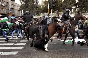 عناصر من الشرطة الاسرائيلية يفرقون المتظاهرين في يوم الارض في القدس المحتلة افپ