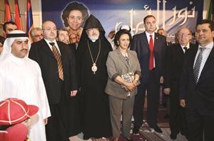 الشيخة فريحة مع عدد من مستقبليها من ابناء الجالية الارمينية﻿