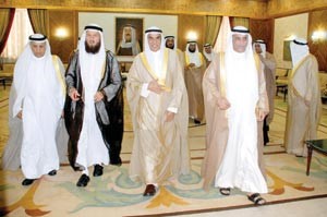 الرئيس احمد السعدون والوفد المرافق له لدى مغادرتهم البلاد امس الى اوغندا لحضور فعاليات الاتحاد البرلماني الدولي
