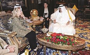 خادم الحرمين الملك عبدالله بن عبدالعزيز مستقبلا وزيرة الخارجية الاميركية هيلاري كلينتون واس
