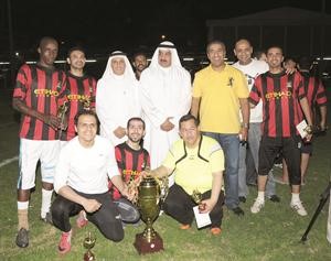 الفريق الفائز مع المسؤولين عن الدورة
