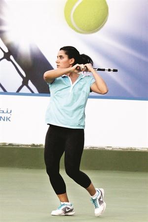 النجمة سارة بهبهاني تصد ارسالا قويا