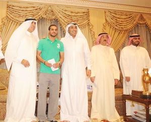 فواز الحساوي وشقيقه عبدالعزيز ومحمد البناي والشيخ فهد الاحمد يسلمون بدر المطوع مكافاته