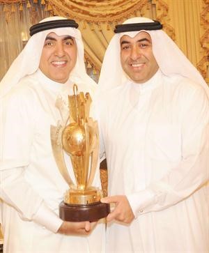  الشقيقان فواز الحساوي وعبدالعزيز الحساوي مع كاس الامير