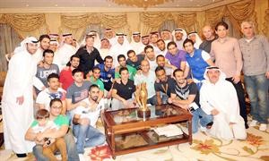 فواز الحساوي يتوسط جميع اللاعبين المكرمين