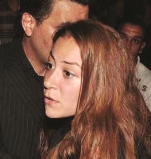 منة شلبي ثائرة في وجه المصوريين