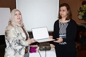 دنيا الحساوي تكرم مفادية الزهوري
