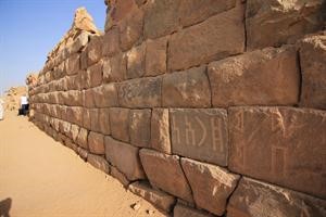 حائط ونقوش بالخط السومري﻿