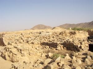 اثار الحريق بادية على بعض الاحجار﻿